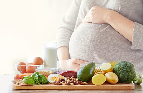 pregnant lady with nutritious food