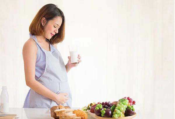 Gestational diabetes: Pregnant mom holding a glass of milk
